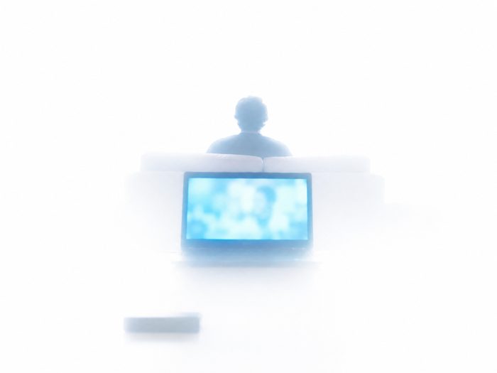 D9 · STREAMING (2010er) — Das Bild verlässt den Saal · kühles Bildschirm-Blau