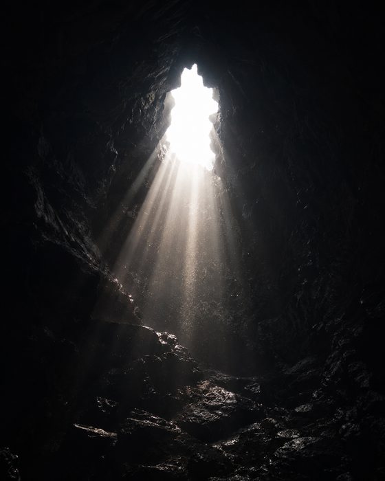 Dramatische Höhlenbeleuchtung und Schatten