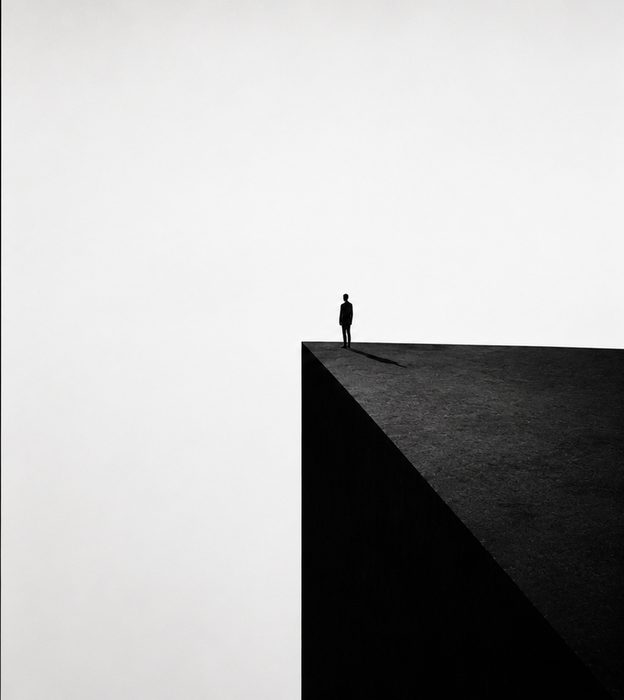Spiegelung der Isolation in der Leere rechts