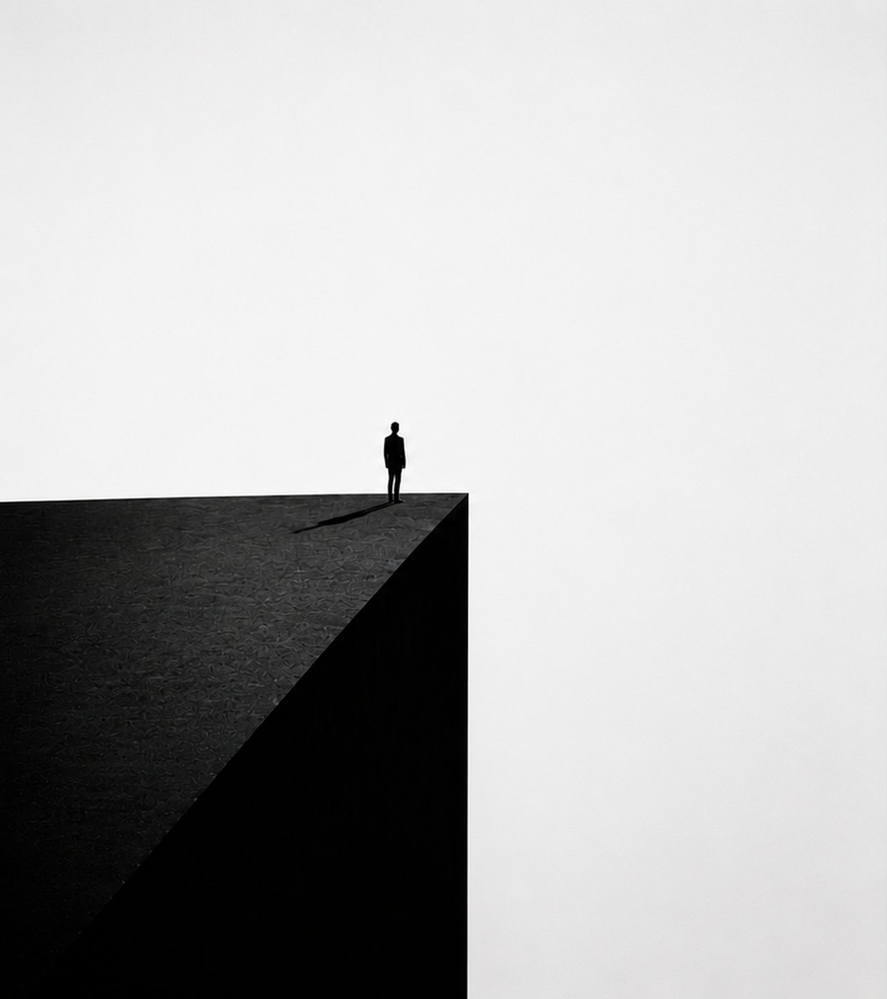 Spiegelung der Isolation in der Leere links