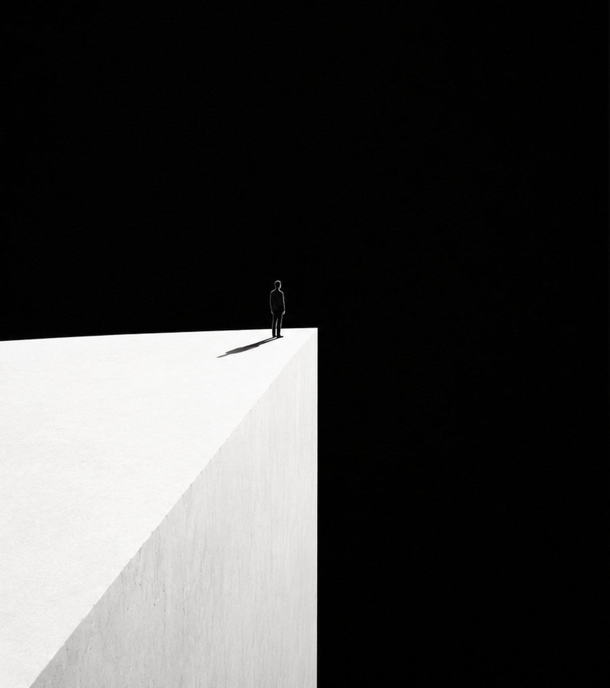 Spiegelung der Isolation in der Leere links